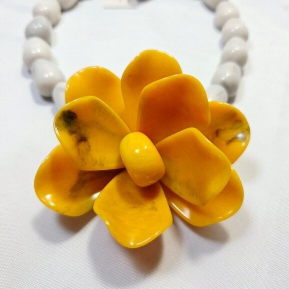 🏵🔹️Piper K 🔹️Beaded 18" Resin Necklace With Oversized Yellow Floral Pendant - Picture 6 of 14